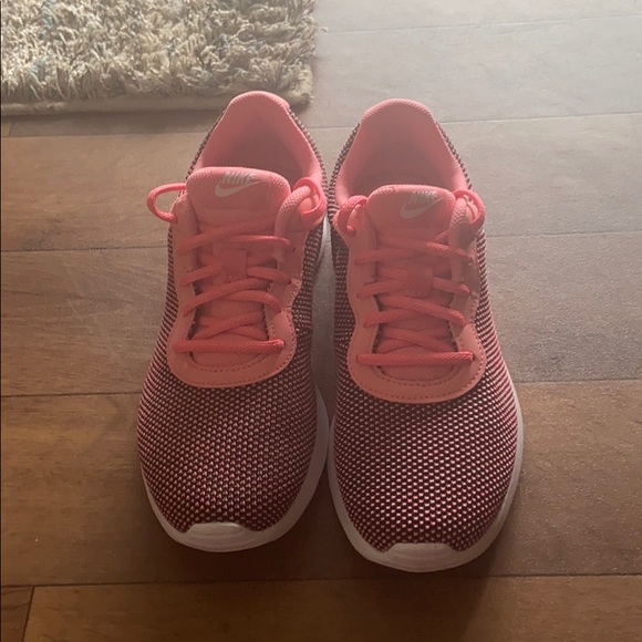 Nike Tanjun Sneakers Size 7.5 - Picture 1 of 4